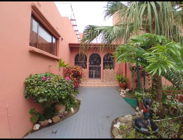 4 BEDROOM HOUSE FOR SALE IN OSLO BEACH